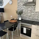 Stunning Lovely Flat With Pool And Wi-fi, 31 Feriehus