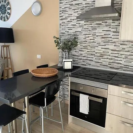 Stunning Lovely Flat With Pool And Wi-fi, 31 Feriehus