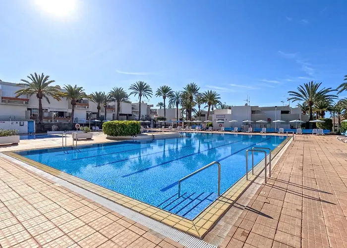 Semesterbostad Stunning Lovely Flat With Pool And Wi-fi, 31